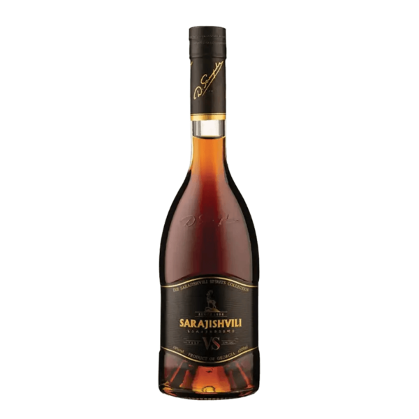 Fľaša gruzínskeho alkoholu Sarajishvili VS s tmavohnedou etiketou a zlatými detailmi, typický produkt Gruzínska