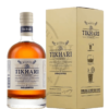 Gruziňský alkoholický nápoj Tikhari Spirits s príchuťou vlašského orecha v fľaši vedľa obalu s gruzínským textom a označením kvality produktu z Gruzínska