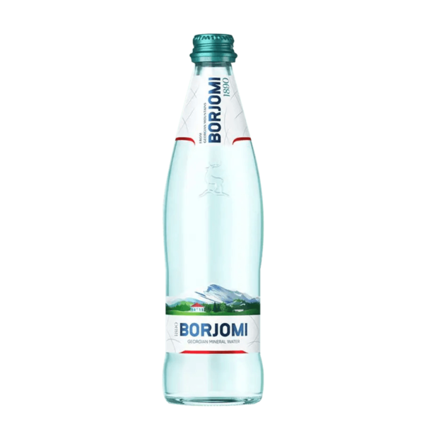 Elegantná fľaša Borjomi, prírodná minerálna voda z Gruzínska, ktorá je ideálna na osvieženie pri akejkoľvek príležitosti. Svojou jedinečnou chuťou krásne dopĺňa vaše obľúbené jedlá a je perfektným dar