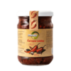Sklenená fľaša s červenou gruzínskou adžikou, tradičnou gruzínskou pikantnou omáčkou s obrázkom červených chilli papričiek na etikete a nápisom Červená adžika v slovenčine, s váhou 200 g.