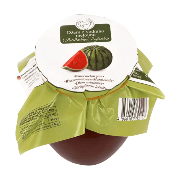 Gruzínska džemová marmeláda z vodného melónu v skle s bielym viečkom a zeleným papierovým obalom, so štítkom v slovenskom, gruzínskom a ďalších jazykoch zobrazujúcim obrázok melónu.