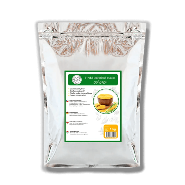 Balenie 1 kg hrubej kukuričnej múky s textom v slovenčine a gruzínčine, znázornenie gruzínskeho produktu z Gruzínska v striebornej fóliovej taške s obrázkom kukuričnej múky a klasov kukurice na štítku