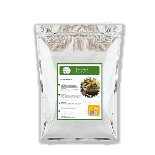 balenie gruzínskeho korenia Chmeli Suneli v striebornej fóliovej taške s informáciami o produkte v rôznych jazykoch