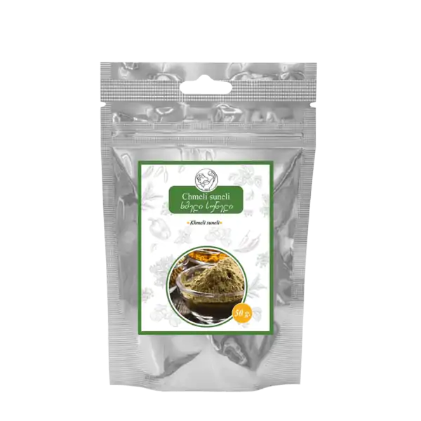 Balenie gruzínskeho korenia Chmeli suneli v striebornom vrecku s ilustráciou korenia na etikete a hmotnosťou 50 g, typický produkt z Gruzínska