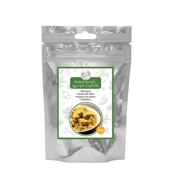 Balenie gruzínskeho korenia na ryžu v striebornej fóliovej taške s obrázkom gruzínskeho pilafu na prednej strane a nápisom v češtine a gruzínčine.