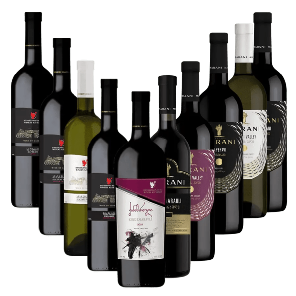 Rôzne gruzínske vína v sklenených fľašiach s čiernymi a bielymi etiketami zoradené vedľa seba na bielom pozadí, zobrazujúce tradičné gruzínske produkty vína rôznych odrôd ako Saperavi a Kindzmarauli.