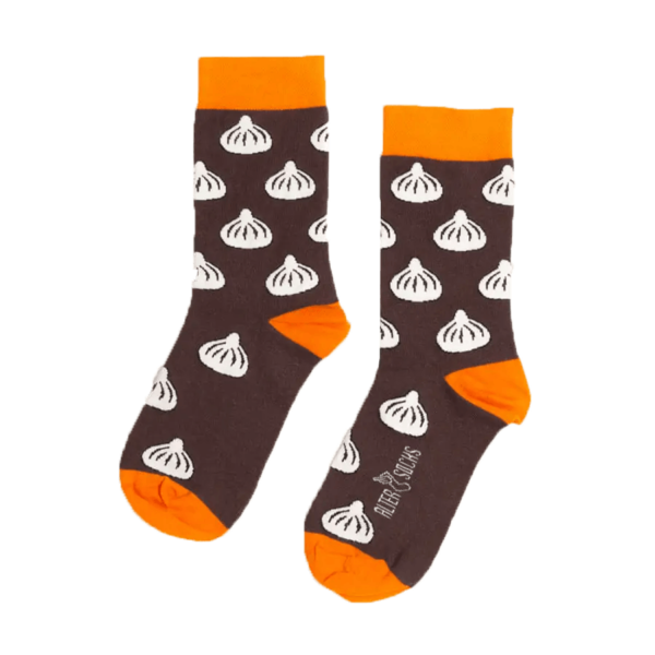 Pár gruzínskych ponožiek s motívom tradičných gruzínskych chutných chinkali na tmavohnedom podklade s oranžovými lemami a pätami.
