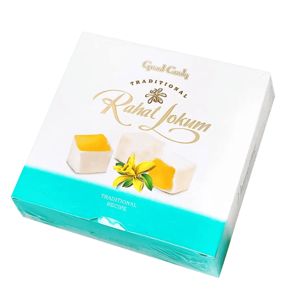 Balenie tradičného gruzínskeho sladkého produktu Rahat Lokum s obrázkom kociek sladkosti na obale, bielo-tyrkysového dizajnu s nápisom a kvetom na prednej strane.
