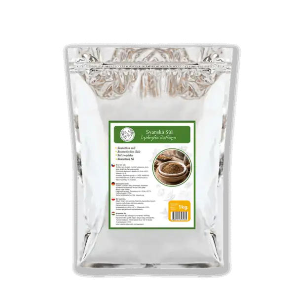 Balenie gruzínskej Svanskej soli s popisom v niekoľkých jazykoch a obrázkom koreniny v drevenej miske, zobrazené na lesklej striebornej fólii s hmotnosťou 1 kg.