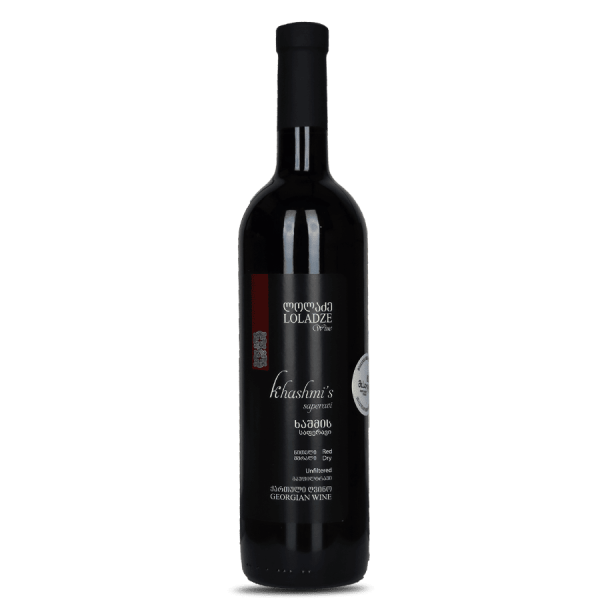 Čierna fľaša červeného suchého gruzínskeho vína Loladze s bielym textom a červeným detailom na etikete označená ako Khashmi's Saperavi nefilterované víno