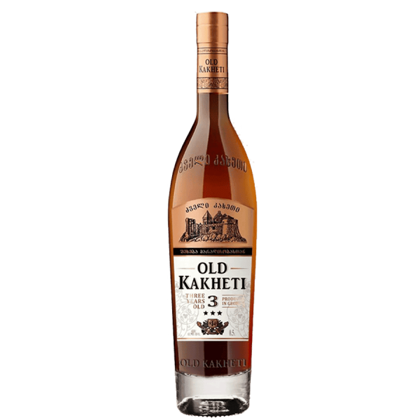 Fľaša starého kakahetského alkoholu, Old Kakheti 3 - označená ako 3 roky stará, v hnedom skle s bielym štítkom a nápisom Old Kakheti.