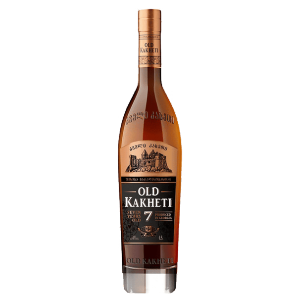 Old Kakheti 7 - Fľaša Old Kakheti, sedemročný alkoholický nápoj vyrobený v Gruzínsku s hnedou etiketou a nákresom pevnosti.