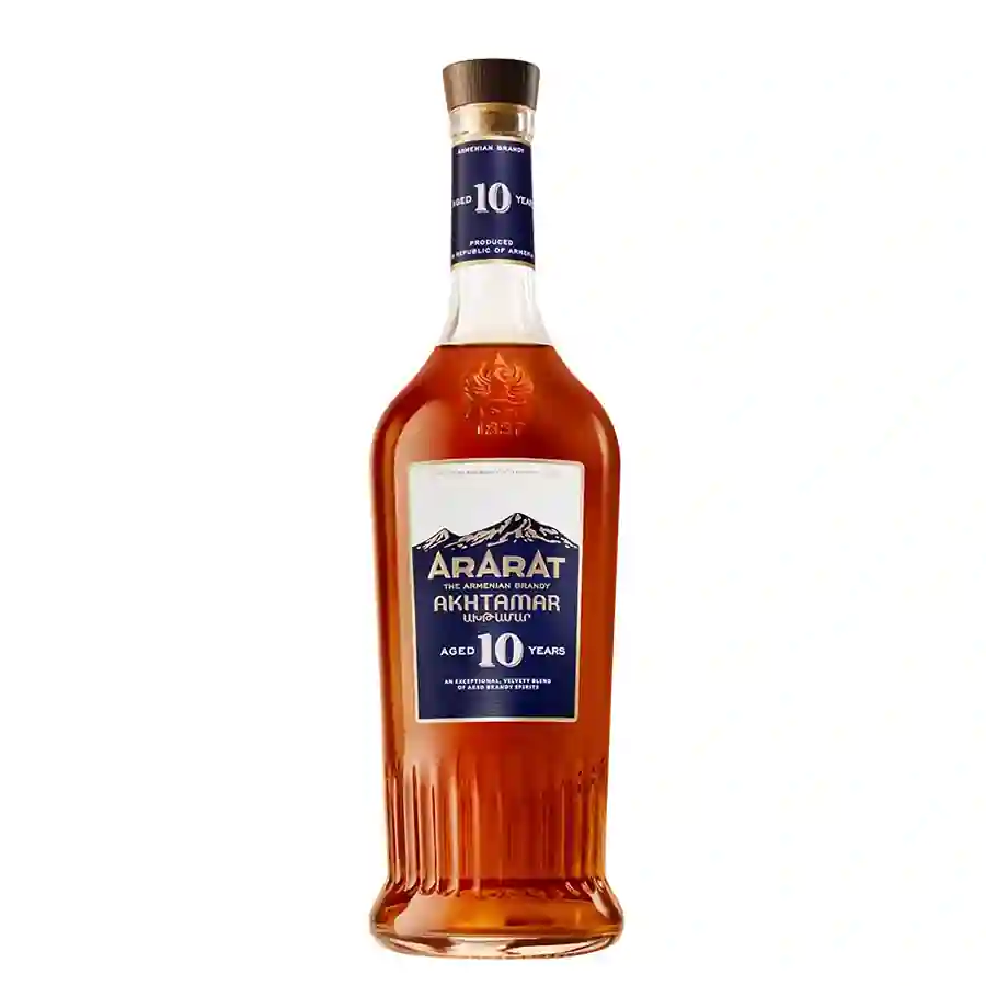Ararat 10* Akhtamar arménska brandy – 0,7 l Ararat 10 Akhtamar je prémiová arménska brandy s históriou a dušou. Vychutnajte si blend 15 destilátov s tónmi sliviek, orechov a vanilky. 0,7 l v darčekovom balení.* Ararat 10