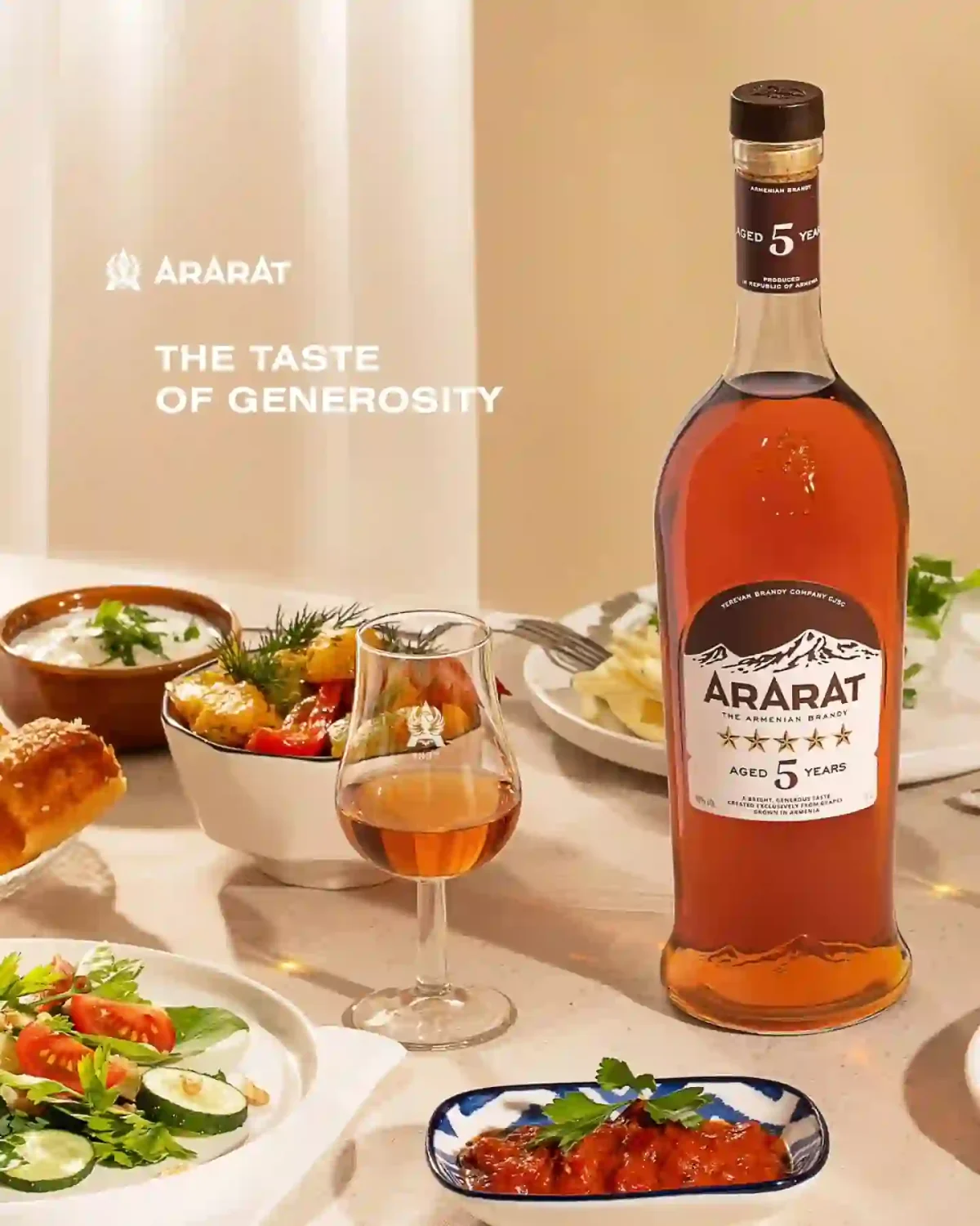 Ararat 5* arménska brandy – 0,7 l Legendárna Ararat 5 tradičná arménska brandy s päťročným zrením v dubových sudoch vás nadchne tónmi vanilky, broskýň a karamelu. Nakupujte u nás!* Ararat 5*