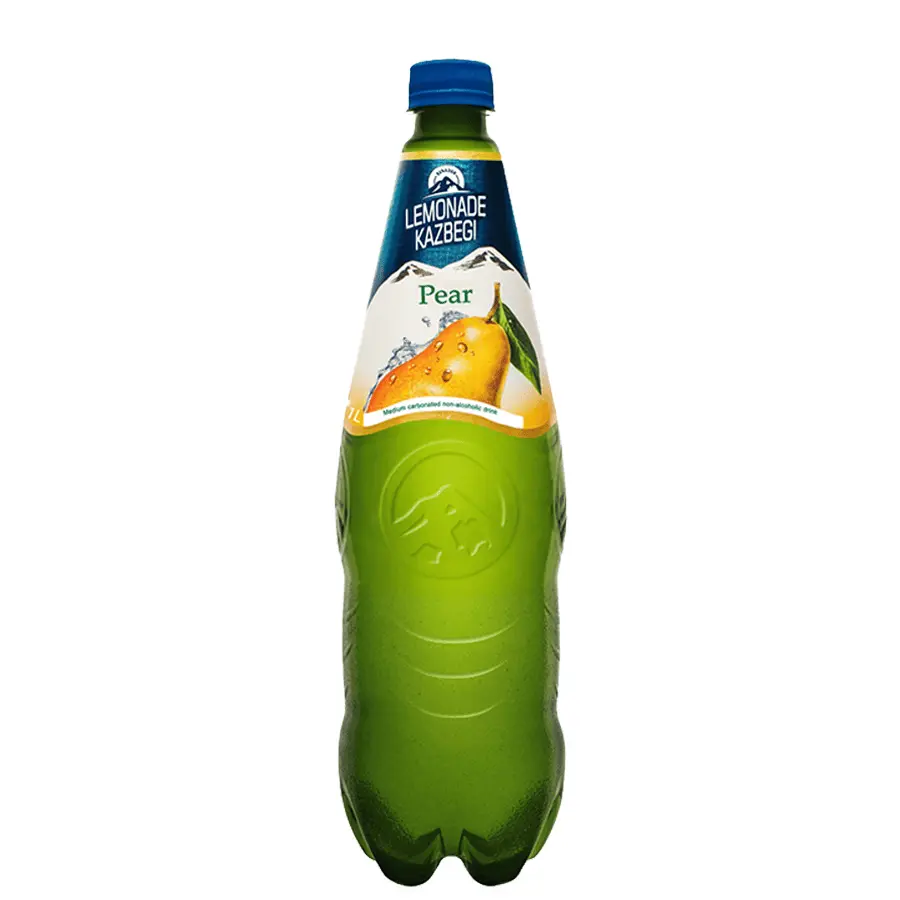 Kazbegi - Hrušková limonáda (PET) - 1 L Hrušková limonáda Kazbegi je tá, s ktorou sa v Gruzínsku všetko začína. Sladká, zlatistá, s výraznou vôňou zrelých hrušiek – a bublinkami, ktoré ju povyšujú do úplne inej kategórie ako limonády z regálu. Gruzínska klasika. Teraz v litrovej PET fľaši. Kazbegi Hrušková limonáda 1L pet