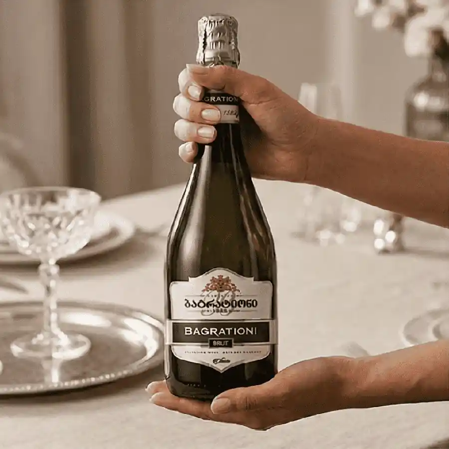 Bagrationi Brut Classic biele suché šumivé víno – 0,75 l Objavte Bagrationi Brut Classic, osviežujúce suché šumivé víno z kolísky vinárstva. Tradičné gruzínske odrody a história od roku 1882. Ideálne na oslavy aj ako aperitív. Bagrationi Brut Classic biele suché šumivé víno – 0,75 l – Obrázok 4