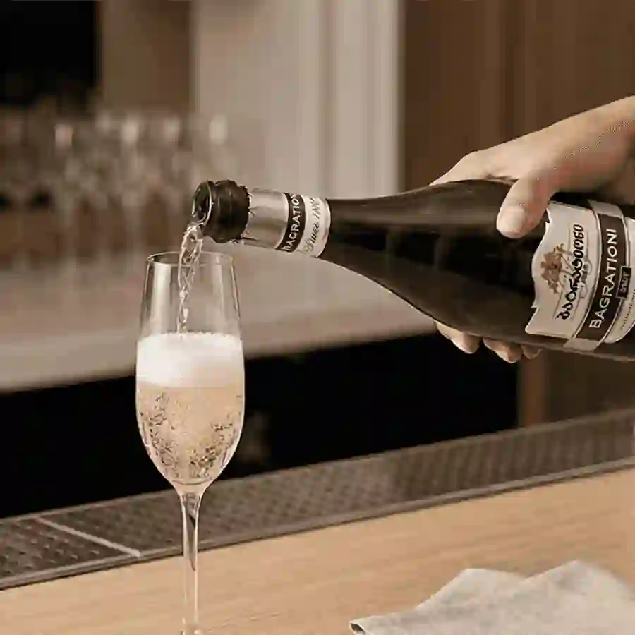 Bagrationi Brut Classic biele suché šumivé víno – 0,75 l Objavte Bagrationi Brut Classic, osviežujúce suché šumivé víno z kolísky vinárstva. Tradičné gruzínske odrody a história od roku 1882. Ideálne na oslavy aj ako aperitív. Bagrationi Brut Classic biele suché šumivé víno – 0,75 l – Obrázok 3
