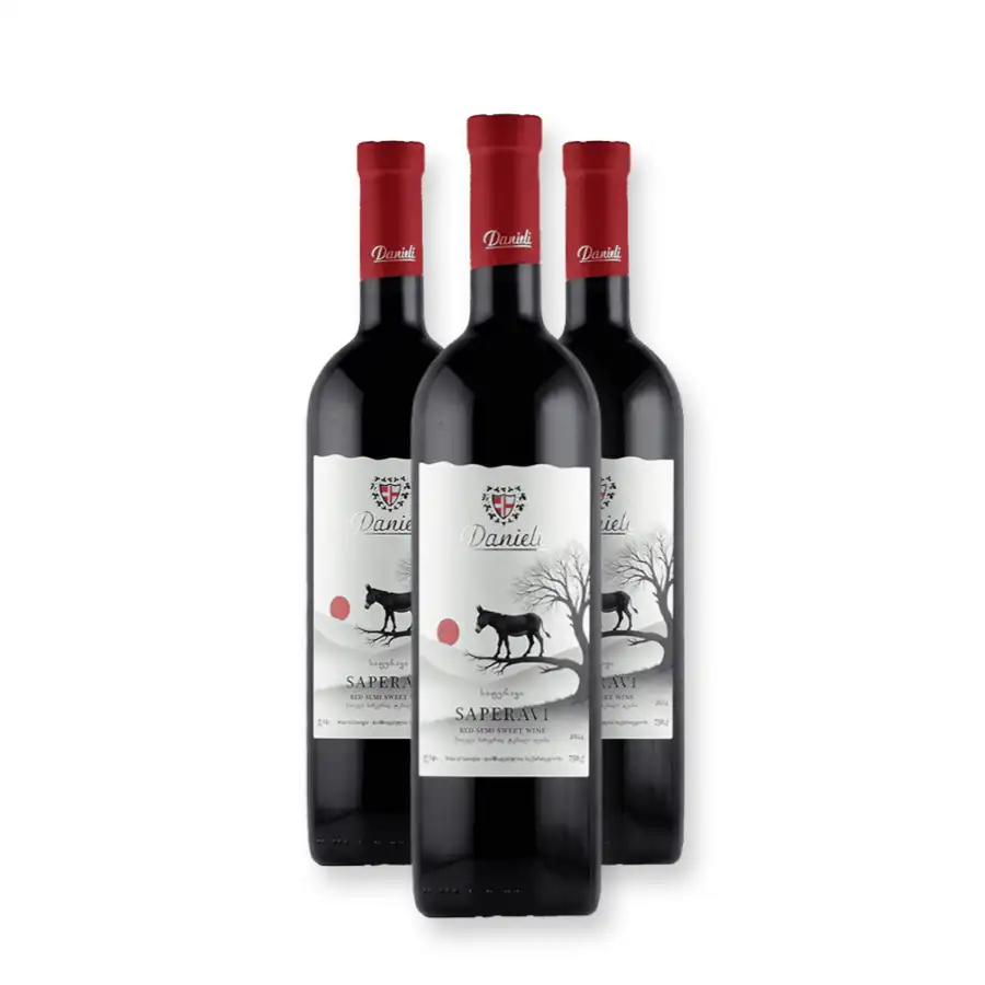 3x Danieli Winery SAPERAVI polosladké červené víno Tri fľaše organického polosladkého Saperavi z vinárstva Danieli – kompaktný úvod do jednej z najvýraznejších gruzínskych odrôd. Skvelá voľba ako darček alebo na prvé zoznámenie s prirodzene sladkými červenými vínami z Kachetie. 3x Danieli Winery SAPERAVI polosladké červené víno