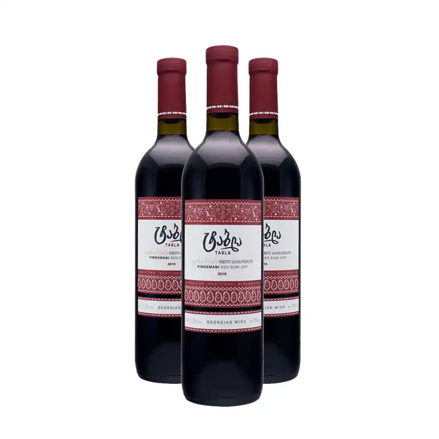 3x Tabla Pirosmani červené polosuché víno Tri fľaše nezvyčajnej kupáže Saperavi a Muškát – ideálny formát na zoznámenie sa s touto aromatickou poctou gruzínskemu maliarovi. Plná chuť s výraznou vôňou a vyváženou kyslosťou. 3x Tabla Pirosmani červené polosuché víno