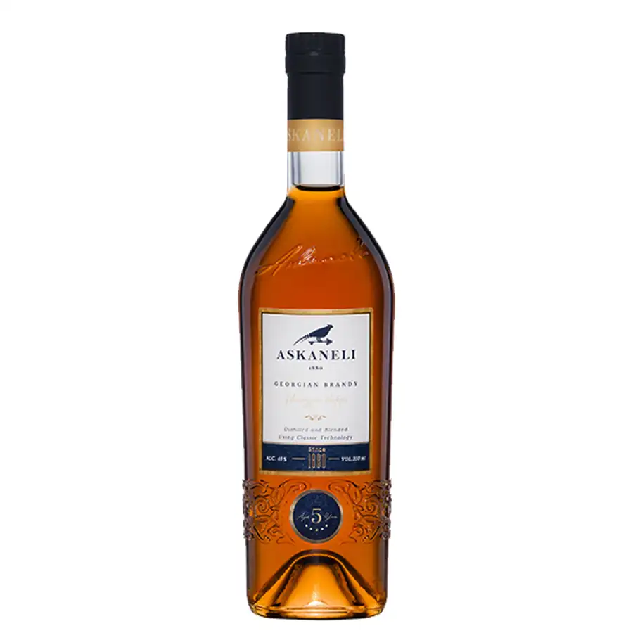 Askaneli 5-ročná gruzínska brandy – 0,5 l Askaneli 5 y.o. Elegantná brandy, ktorá zrela 5 rokov v dubových sudoch. Vyznačuje sa plnou, harmonickou chuťou s dominantnými tónmi medu, mandlí a čierneho ríbezľa. Vyrobené z odrody Rkatsiteli, Kakhuri Mtsvane, Tsolikouri. Skvele vyvážený destilát, ktorý poteší samotný aj ako súčasť koktailov. Askaneli 5-ročná gruzínska brandy – 0,5 l