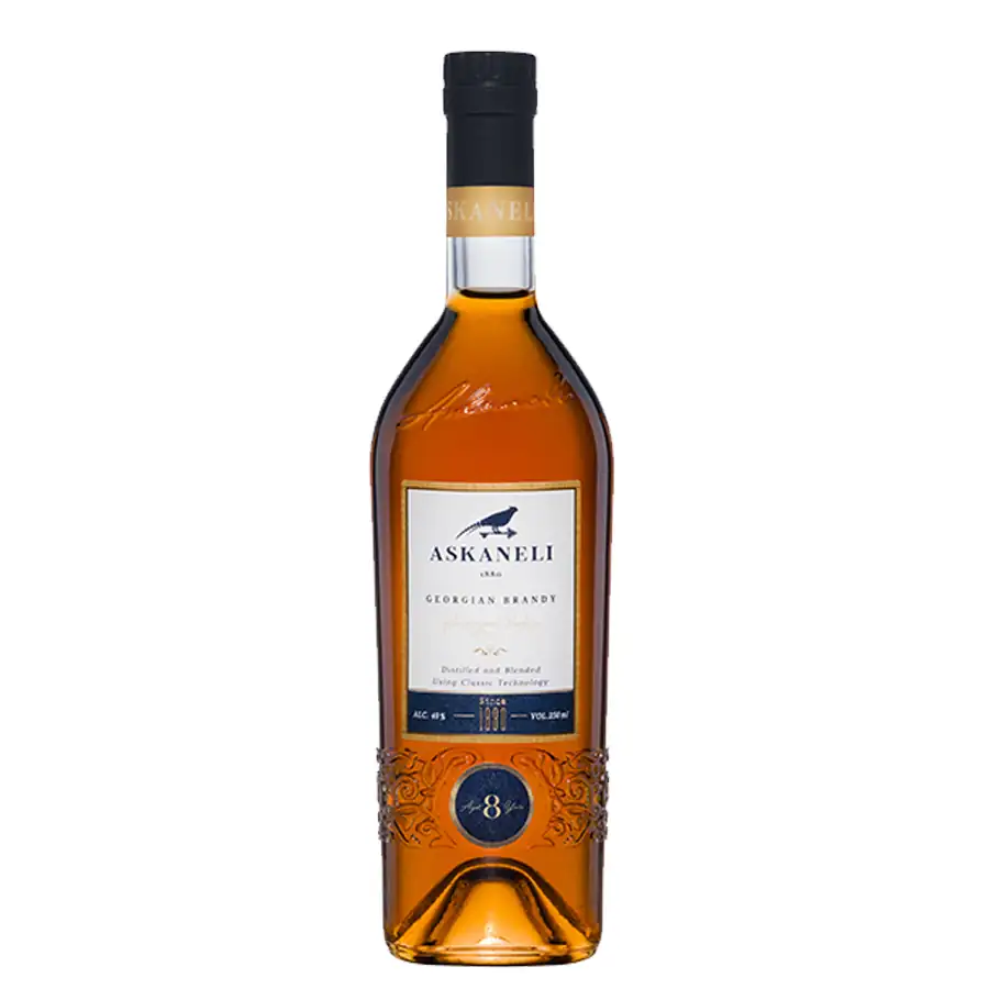 Askaneli 8-ročná gruzínska brandy – 0,5 l Askaneli 8* – vyzretá osemročná gruzínska brandy Askaneli predstavuje dokonalú harmóniu medzi vekom a eleganciou. Po ôsmich rokoch zrenia v dubových sudoch získava tento destilát plnú, zamatovú chuť s výraznými tónmi horkej čokolády, vanilky a dubového dreva. Je to komplexný a noblesný nápoj. Askaneli 8-ročná gruzínska brandy – 0,5 l