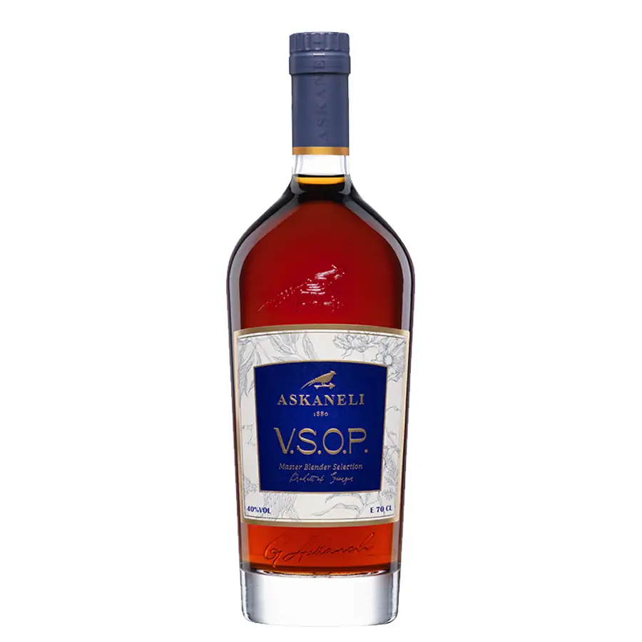 Askaneli VSOP Master Blender – 0,7 l Askaneli VSOP Master Blender – unikátny destilát je vyrobený zo 100 % gruzínskej odrody Rkatsiteli a zreje v dubových sudoch, čo mu dodáva mimoriadnu hĺbku. Vyniká plnou, zamatovou chuťou s tónmi broskýň, vanilky a karamelu. Askaneli VSOP Master Blender – 0,7 l