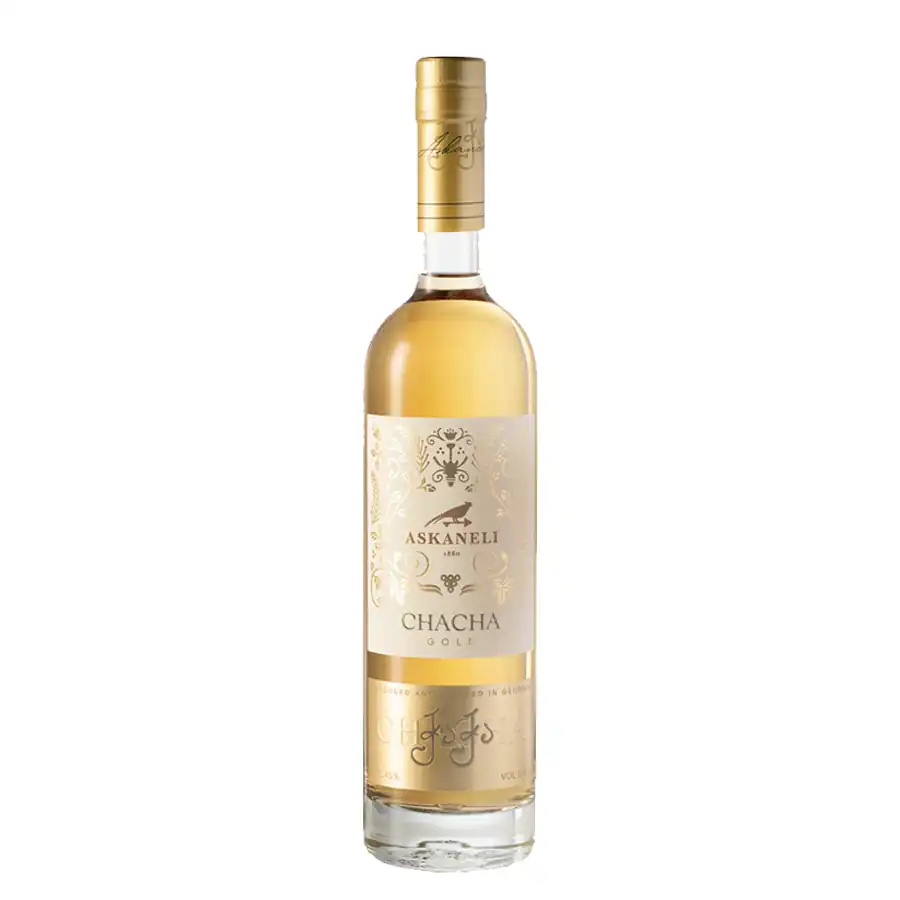 Askaneli Čača Gold 40% – 0,5 l Askaneli Čača Gold – variant gruzínskej čače, ktorá svoju zlatavú farbu a jemnosť získala vďaka zreniu v dubových sudoch. V chuti sa snúbi sila vínneho destilátu s hrejivými tónmi dubového dreva a vanilky. Ideálna voľba pre milovníkov vyzretých destilátov, ktorí hľadajú komplexnú chuť s gruzínskym charakterom. Askaneli Čača Gold 40% – 0,5 l