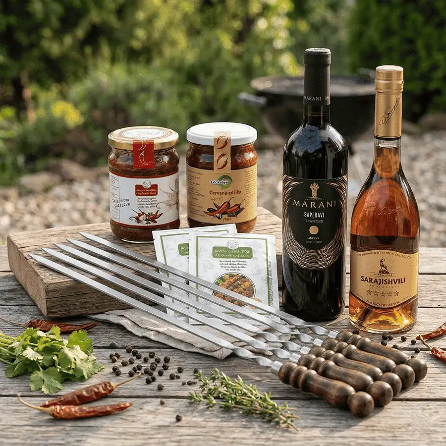 Prémiový šašlikový set Hľadáte dokonalý darček pre majstra grilu? Objavte našu darčekovú sadu na grilovanie s profi ihlami, pravou adžikou, korením na šašlik, vínom a brandy! Prémiový šašlikový set