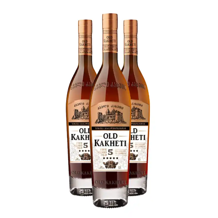 3x Old Kakheti 5 ročná gruzínska brandy Tri fľaše Old Kakheti 5-ročnej brandy, 0,5 l – gruzínsky destilát z hrozna pestovaného v Kachetii, najvýznamnejšom vinárskom regióne Gruzínska. Brandy zrie minimálne päť rokov v sudoch z gruzínskeho duba „Iberica" a vyznačuje sa sýtou jantárovou farbou, jemnými tónmi čokolády a vôňou sušeného ovocia. 3x Old Kakheti 5 ročná gruzínska brandy
