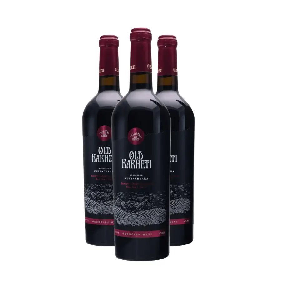 3x Old Kakheti – Khvanchkara polosladké červené víno Sada obsahuje 3 fľaše po 0,75 l. Old Kakheti Khvanchkara je červené víno s prirodzenou sladkosťou a chráneným pôvodom z hôr západného Gruzínska – z regiónu Rača. Rodí sa z miestnych odrôd Alexandrouli a Mudžuretuli. V hlbokej rubínovej farbe sa skrýva vôňa jahôd, černíc a lesných bobúľ a hebká chuť s vyváženou sladkosťou. 3x Old Kakheti – Khvanchkara polosladké červené víno