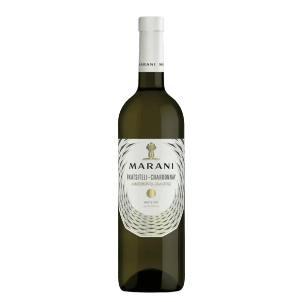Biela fľaša gruzínskeho vína Marani Rkatsiteli-Chardonnay s elegantnou bielou a zlatou etiketou a gruzínskymi písmenami na etikete